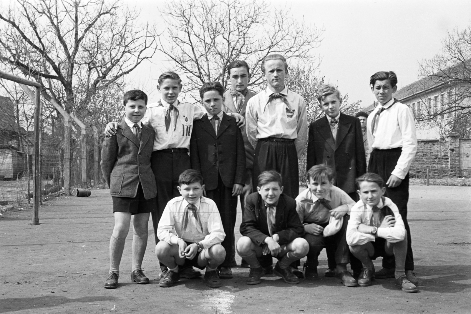 Hungary, Csorna, Árpád utca, a felvétel az általános iskola udvarán készült (később Széchenyi István Általános Iskola)., 1959, Lipovits Károly, tableau, boys, pioneer, Fortepan #271733