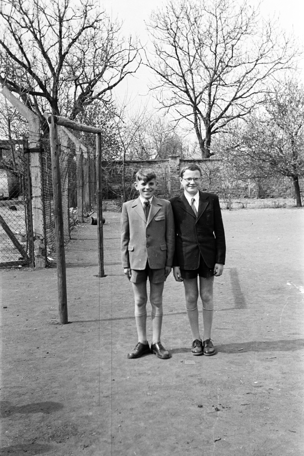 Magyarország, Csorna, Árpád utca, a felvétel az általános iskola udvarán készült (később Széchenyi István Általános Iskola)., 1959, Lipovits Károly, fiúk, rövidnadrág, zakó, vigyázállás, térdzokni, Fortepan #271734