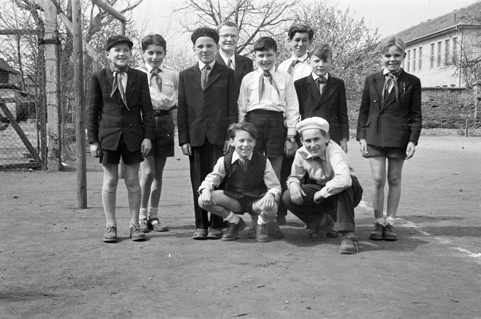 Magyarország, Csorna, Árpád utca, a felvétel az általános iskola udvarán készült (később Széchenyi István Általános Iskola)., 1959, Lipovits Károly, csoportkép, fiúk, úttörő, ünneplő ruha, Fortepan #271736