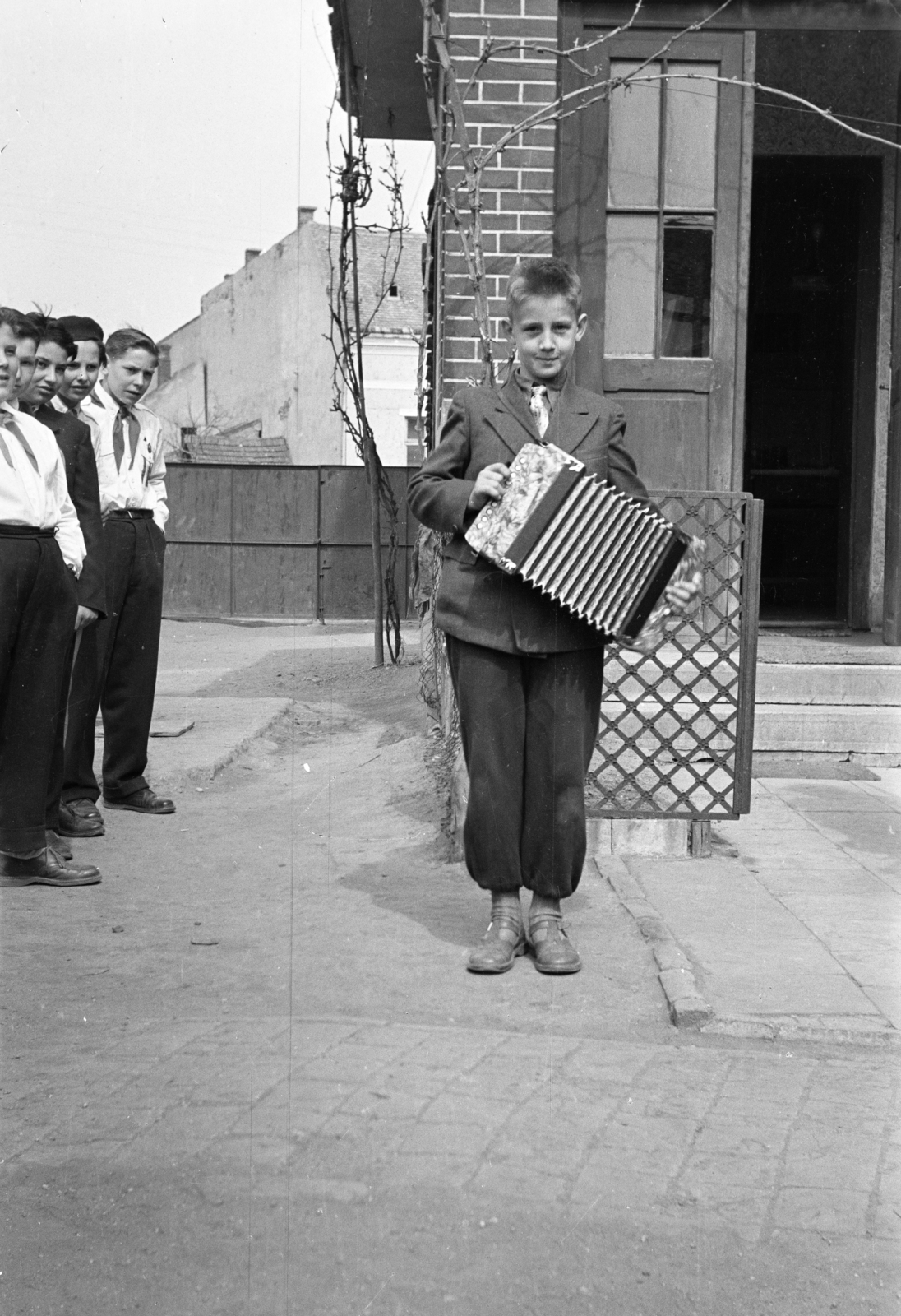 Magyarország, Csorna, Árpád utca, a felvétel az általános iskola udvarán készült (később Széchenyi István Általános Iskola)., 1959, Lipovits Károly, fiú, tangóharmonika, Fortepan #271737