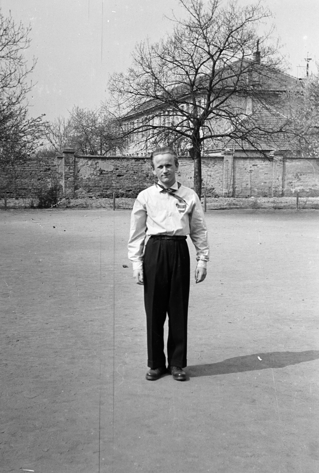 Hungary, Csorna, Árpád utca, a felvétel az általános iskola udvarán készült (később Széchenyi István Általános Iskola)., 1959, Lipovits Károly, man, Fortepan #271742