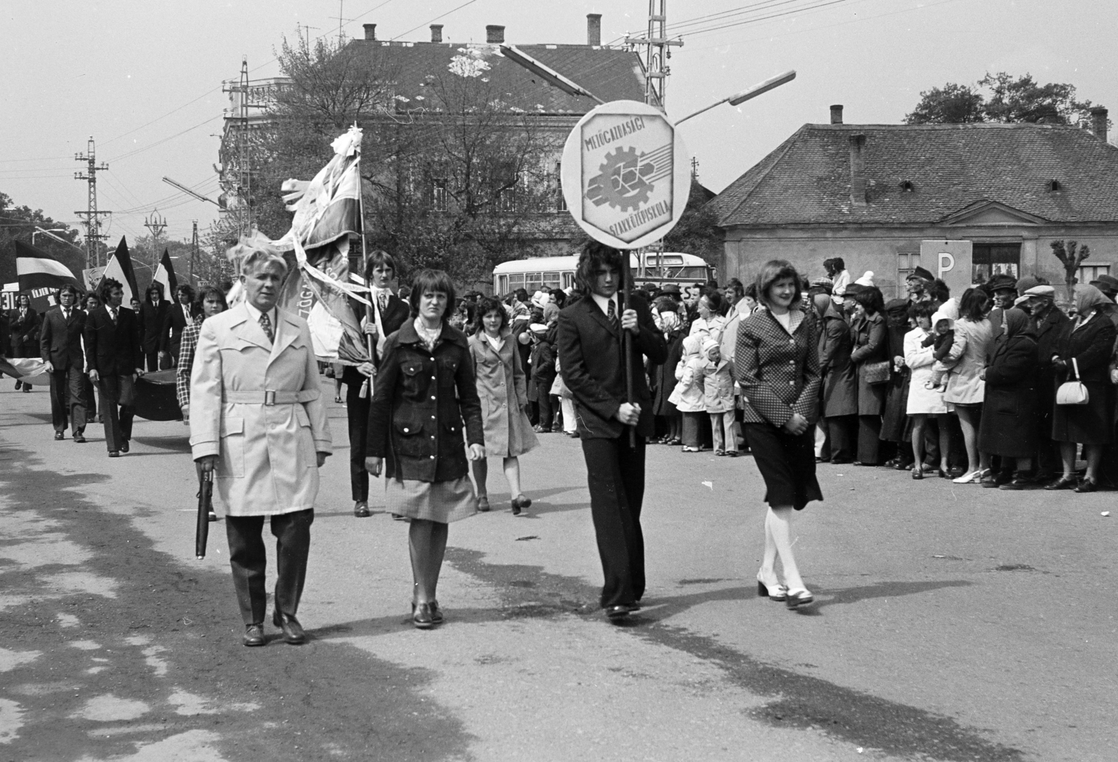 Magyarország, Csorna, Szent István (Szabadság) tér, május 1-i felvonulás., 1975, Lipovits Károly, Fortepan #271745