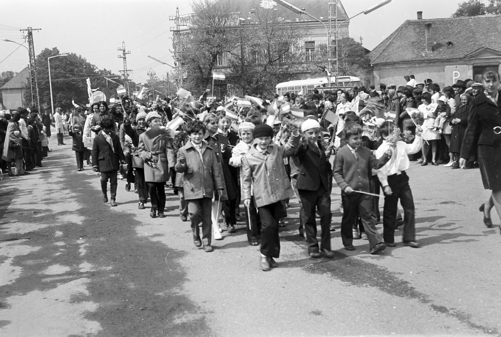 Magyarország, Csorna, Szent István (Szabadság) tér, május 1-i felvonulás., 1975, Lipovits Károly, Fortepan #271746