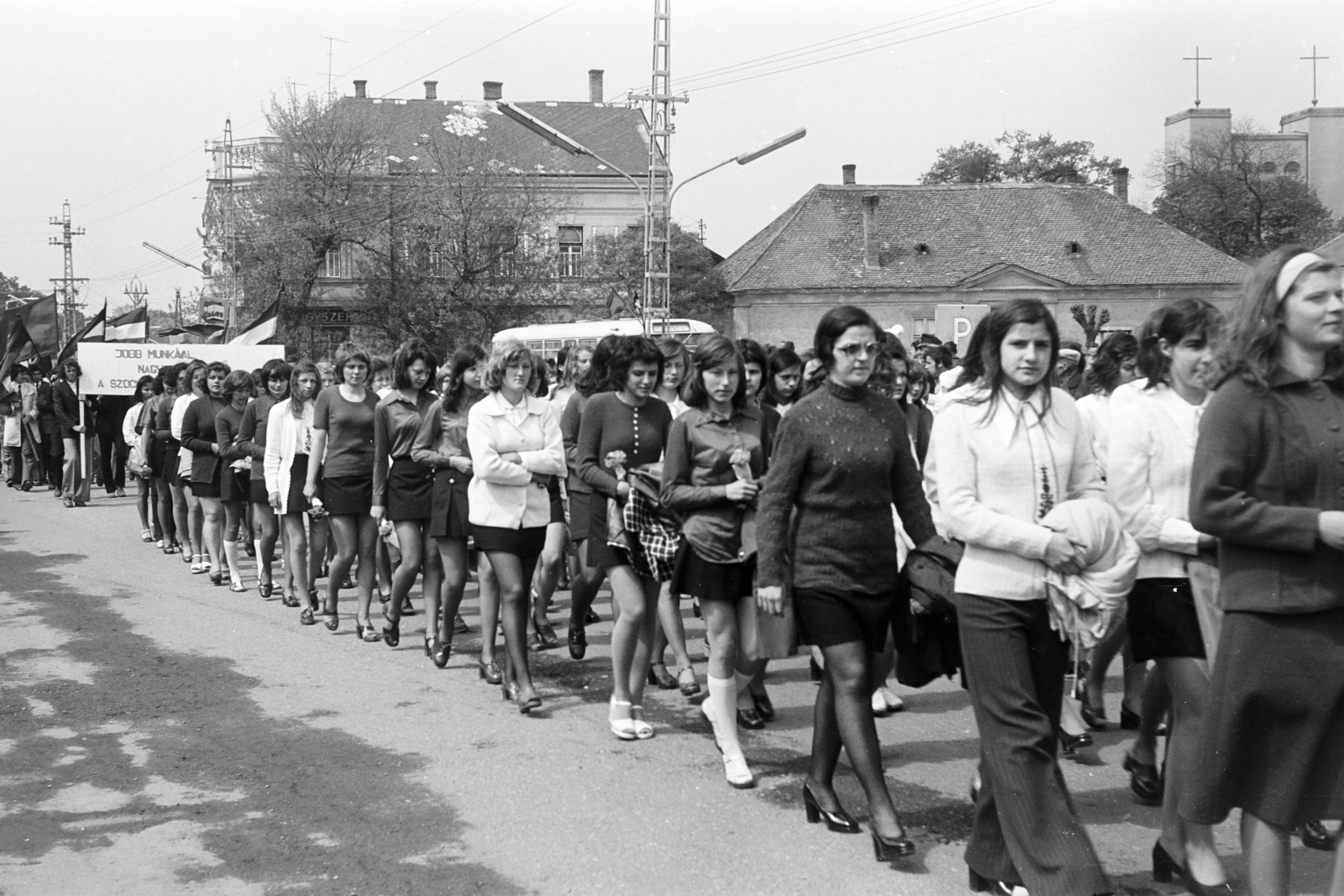 Magyarország, Csorna, Szent István (Szabadság) tér, jobbra a háttérben a Jézus Szíve-templom. Május 1-i felvonulás., 1975, Lipovits Károly, Fortepan #271747