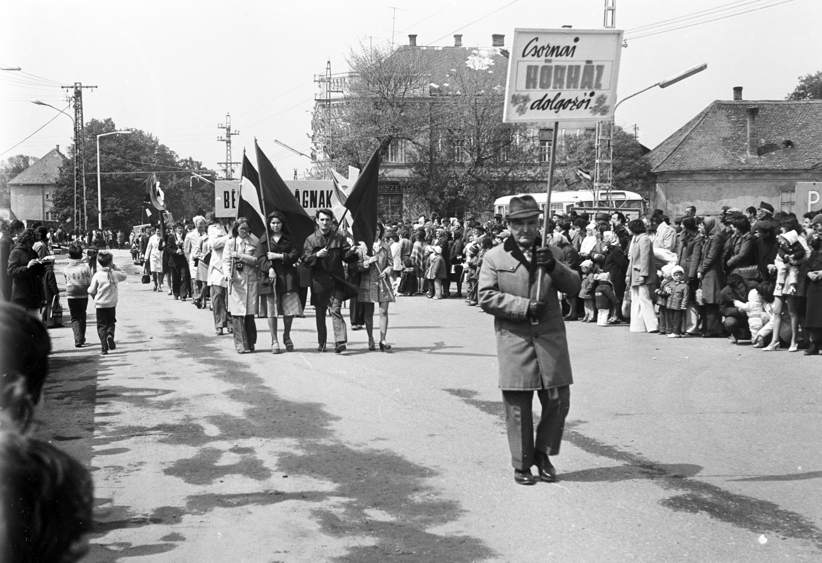 Magyarország, Csorna, Szent István (Szabadság) tér, május 1-i felvonulás., 1975, Lipovits Károly, Fortepan #271749