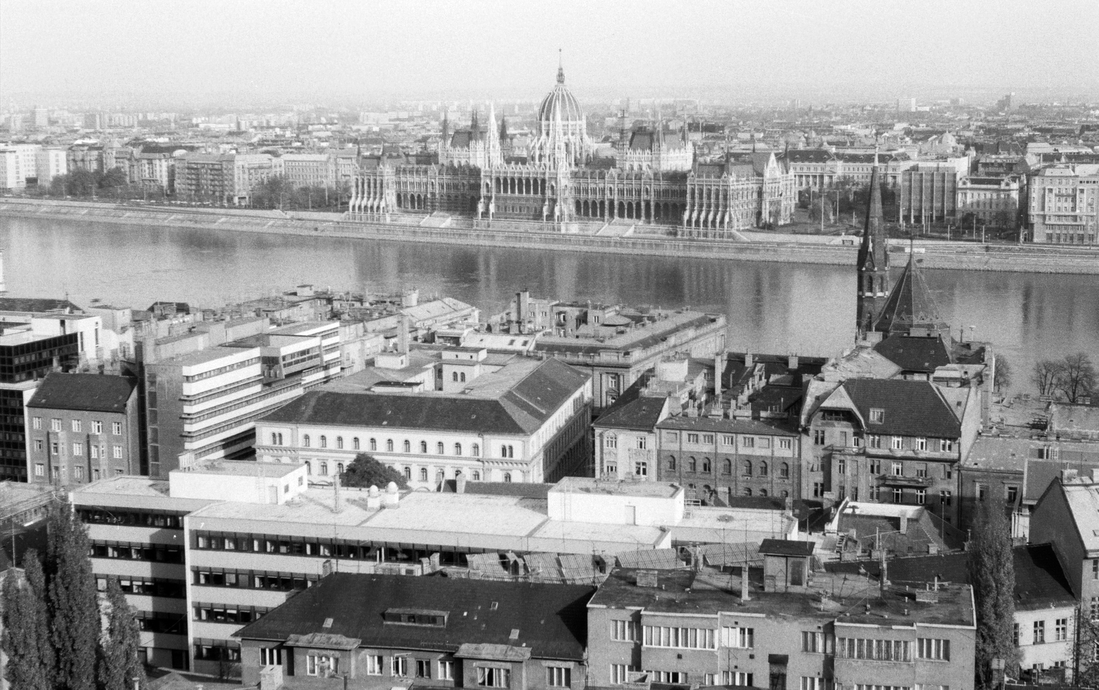 Hungary, Budapest I., kilátás a Halászbátyáról a Vízivárosra, háttérben a Parlament., 1984, Drimbe József, Imre Steindl-design, parliament, Neo-Gothic-style, Danube, eclectic architecture, Budapest, Fortepan #27175