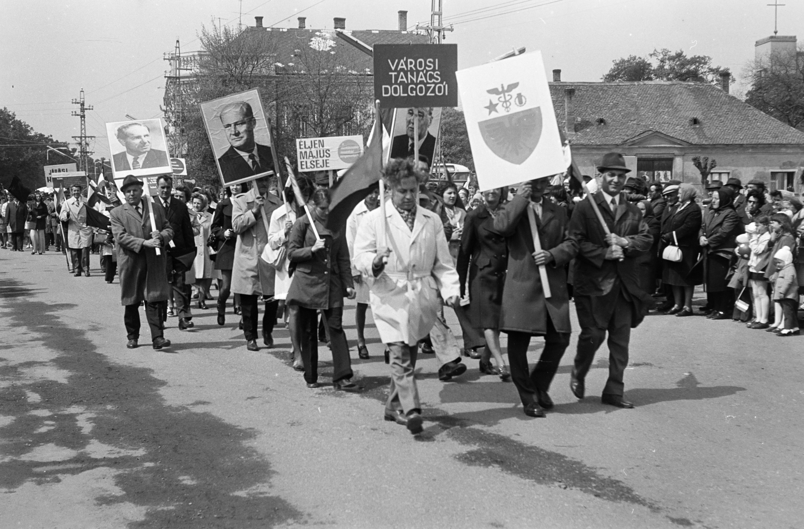 Magyarország, Csorna, Szent István (Szabadság) tér, jobbra a háttérben a Jézus Szíve-templom egyik tornya. Május 1-i felvonulás., 1975, Lipovits Károly, Fortepan #271754