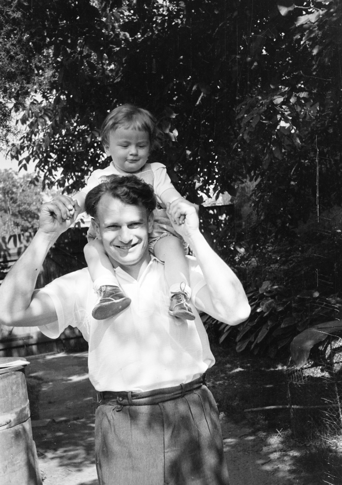 1968, Lipovits Károly, sitting on the shoulders, Fortepan #271755