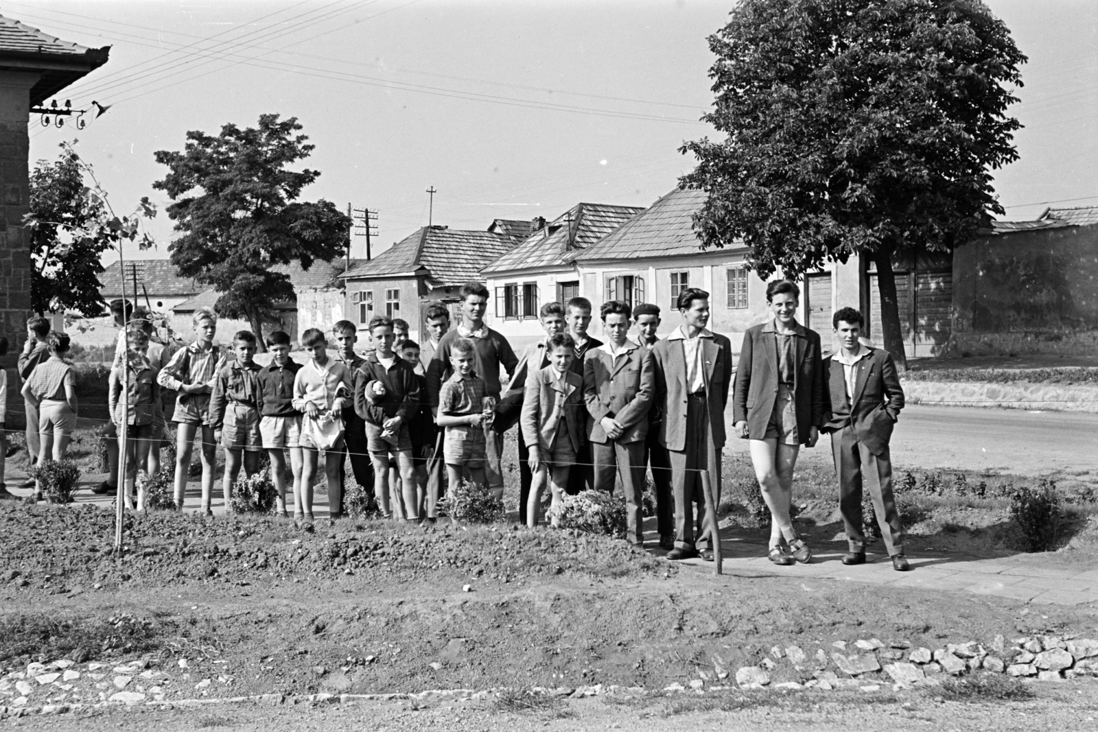 Magyarország, Eger, Árpád utca, a felvétel az általános iskola előtt készült, háttérben a Szvorényi József (Szovjet hadsereg) utca házsora., 1962, Lipovits Károly, Fortepan #271773