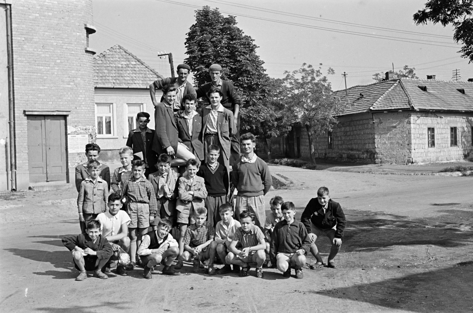 Magyarország, Eger, Szvorényi József (Szovjet hadsereg) utca, a felvétel az Árpád utca sarkán álló általános iskola előtt készült, szemben a Koháry István utca., 1962, Lipovits Károly, Fortepan #271775