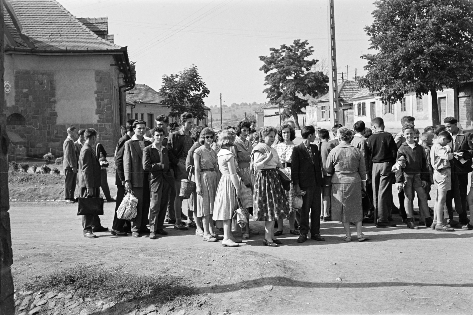 Magyarország, Eger, a felvétel az általános iskola előtt az Árpád utca közelében készült, háttérben a Szvorényi József (Szovjet hadsereg) utca házsora., 1962, Lipovits Károly, Fortepan #271777