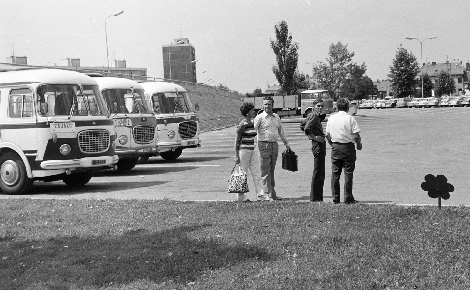 Slovakia, Piešťany, parkoló a Krajinský híd lehajtójánál., 1970, Lipovits Károly, Fortepan #271781