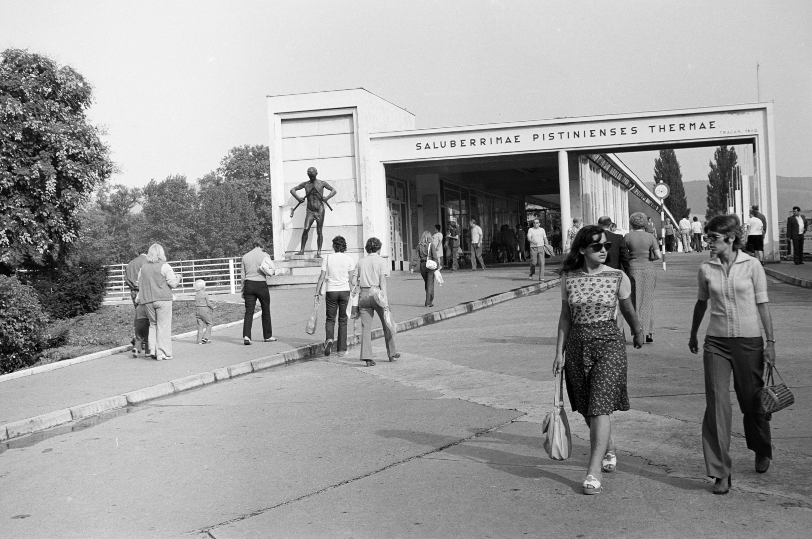 Slovakia, Piešťany, a Mankótörő című szobor (Kühlmayer Róbert, 1933), a fedett sétahíd bejáratánál., 1970, Lipovits Károly, Fortepan #271782
