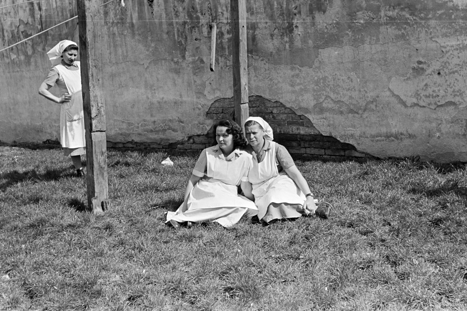 1958, Lipovits Károly, overall, women, sitting on the ground, peeking, Fortepan #271793