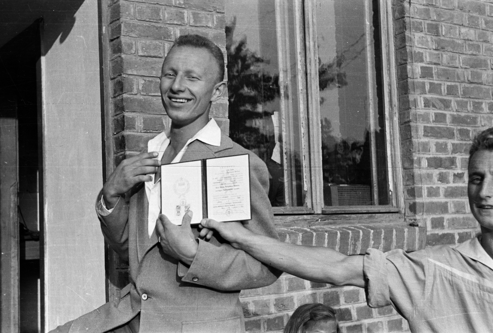 Hungary, Pécs, a Pedagógiai Főiskola (később Pécsi Tudományegyetem) kollégiuma., 1959, Lipovits Károly, smile, certificate, hold in arms, diploma, Fortepan #271805