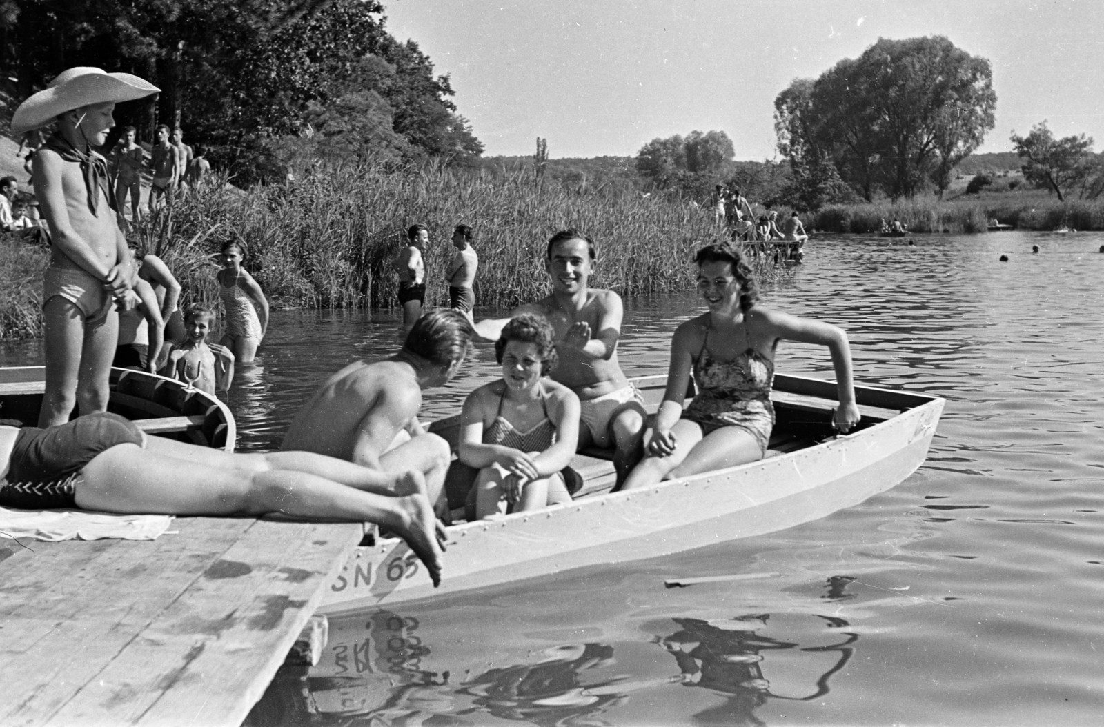 Magyarország, Sopron, Nagytómalom, Tómalom fürdő., 1960, Lipovits Károly, fürdőruha, csónak, Fortepan #271835