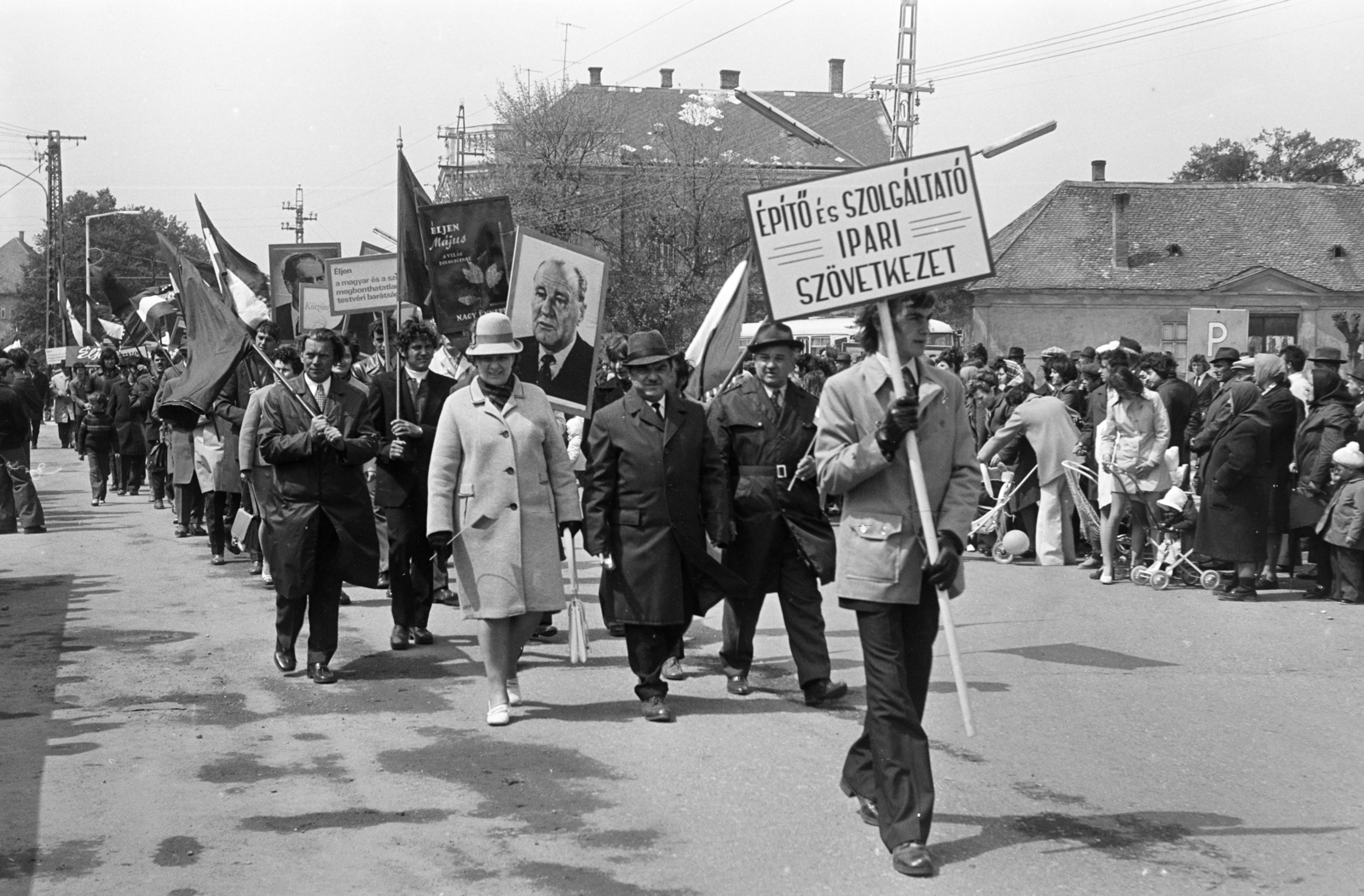 Magyarország, Csorna, Szent István (Szabadság) tér, május 1-i felvonulás., 1975, Lipovits Károly, Fortepan #271838