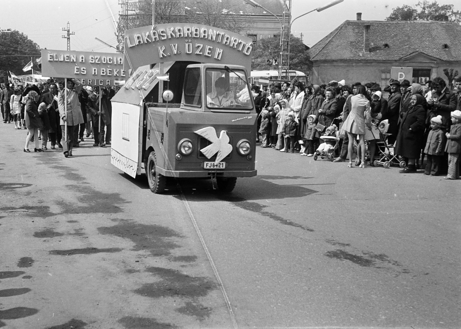 Magyarország, Csorna, Szent István (Szabadság) tér, május 1-i felvonulás., 1975, Lipovits Károly, pódiumautó, Multicar M22, Fortepan #271839