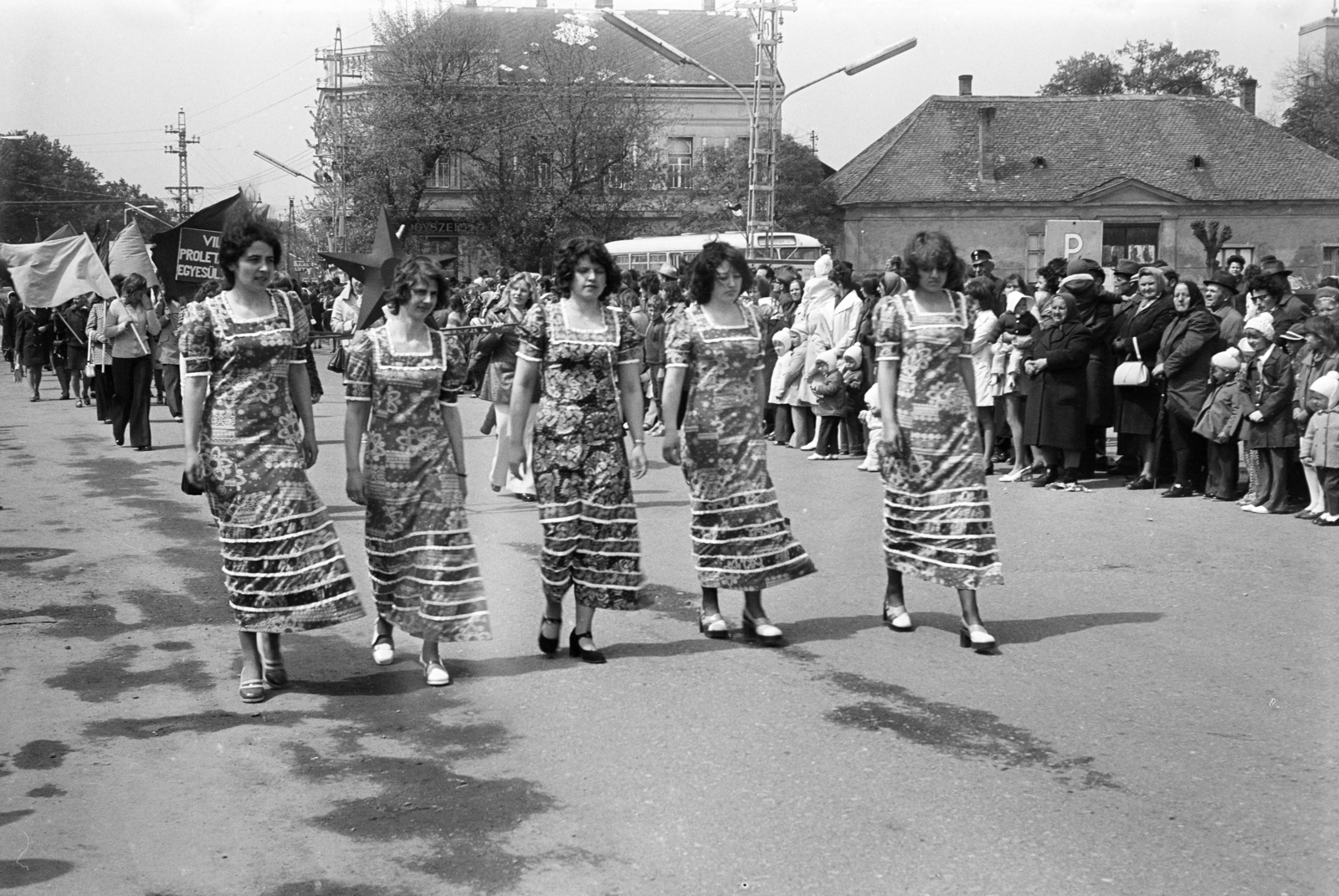 Magyarország, Csorna, Szent István (Szabadság) tér, május 1-i felvonulás., 1975, Lipovits Károly, Fortepan #271842