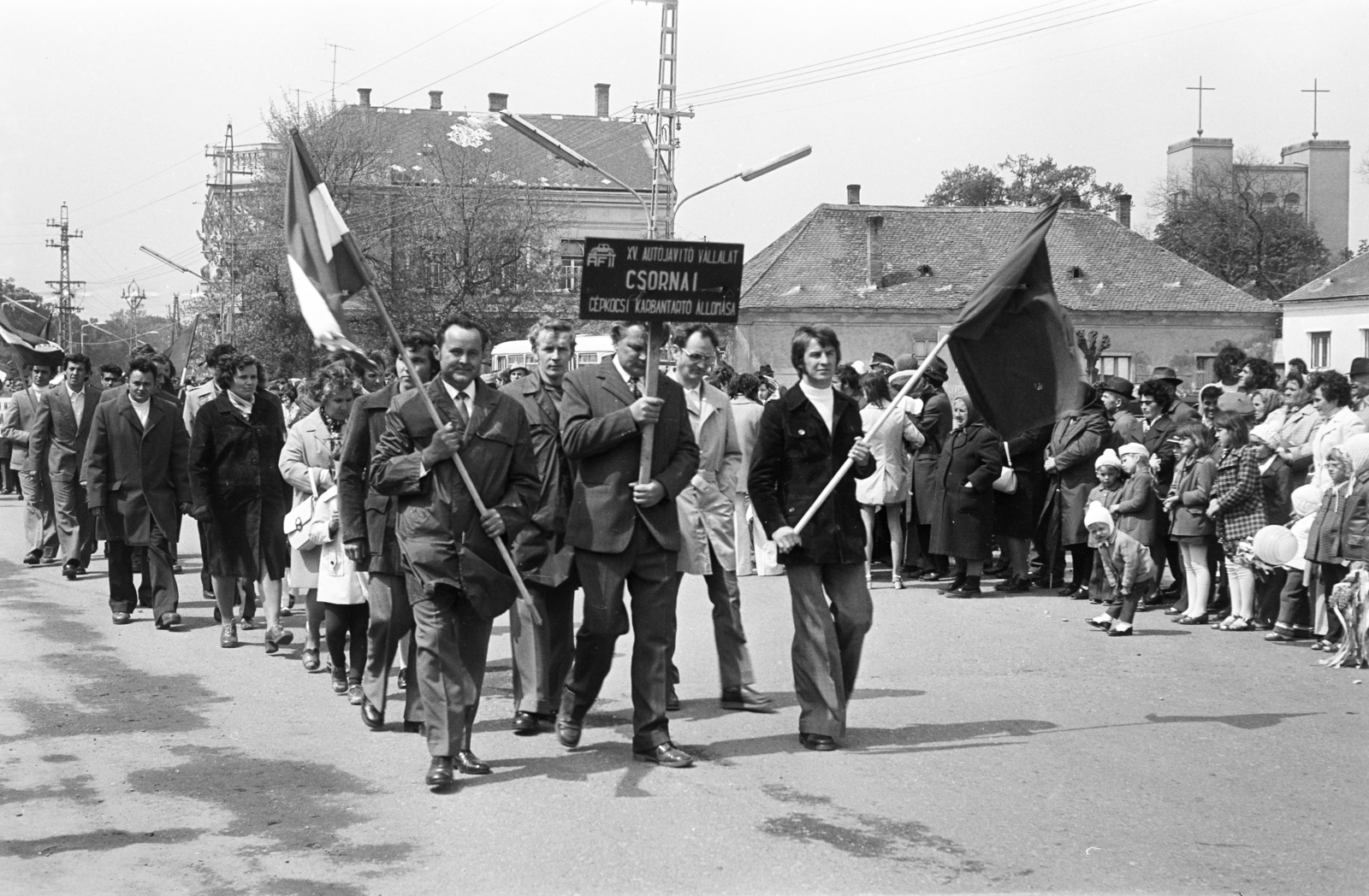 Hungary, Csorna, Szent István (Szabadság) tér, jobbra a háttérben a Jézus Szíve-templom. Május 1-i felvonulás., 1975, Lipovits Károly, Fortepan #271844