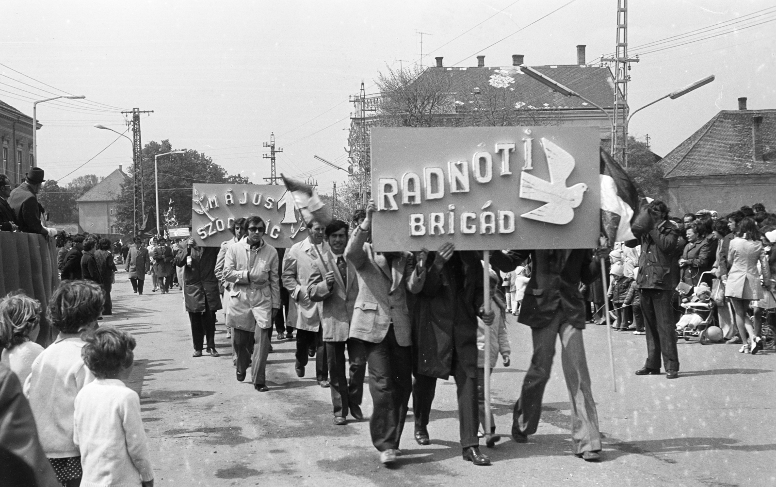 Hungary, Csorna, Szent István (Szabadság) tér, május 1-i felvonulás., 1975, Lipovits Károly, brigade competition, Fortepan #271850