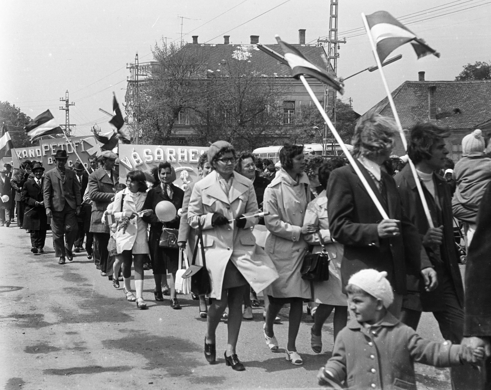 Magyarország, Csorna, Szent István (Szabadság) tér, május 1-i felvonulás., 1975, Lipovits Károly, Fortepan #271851