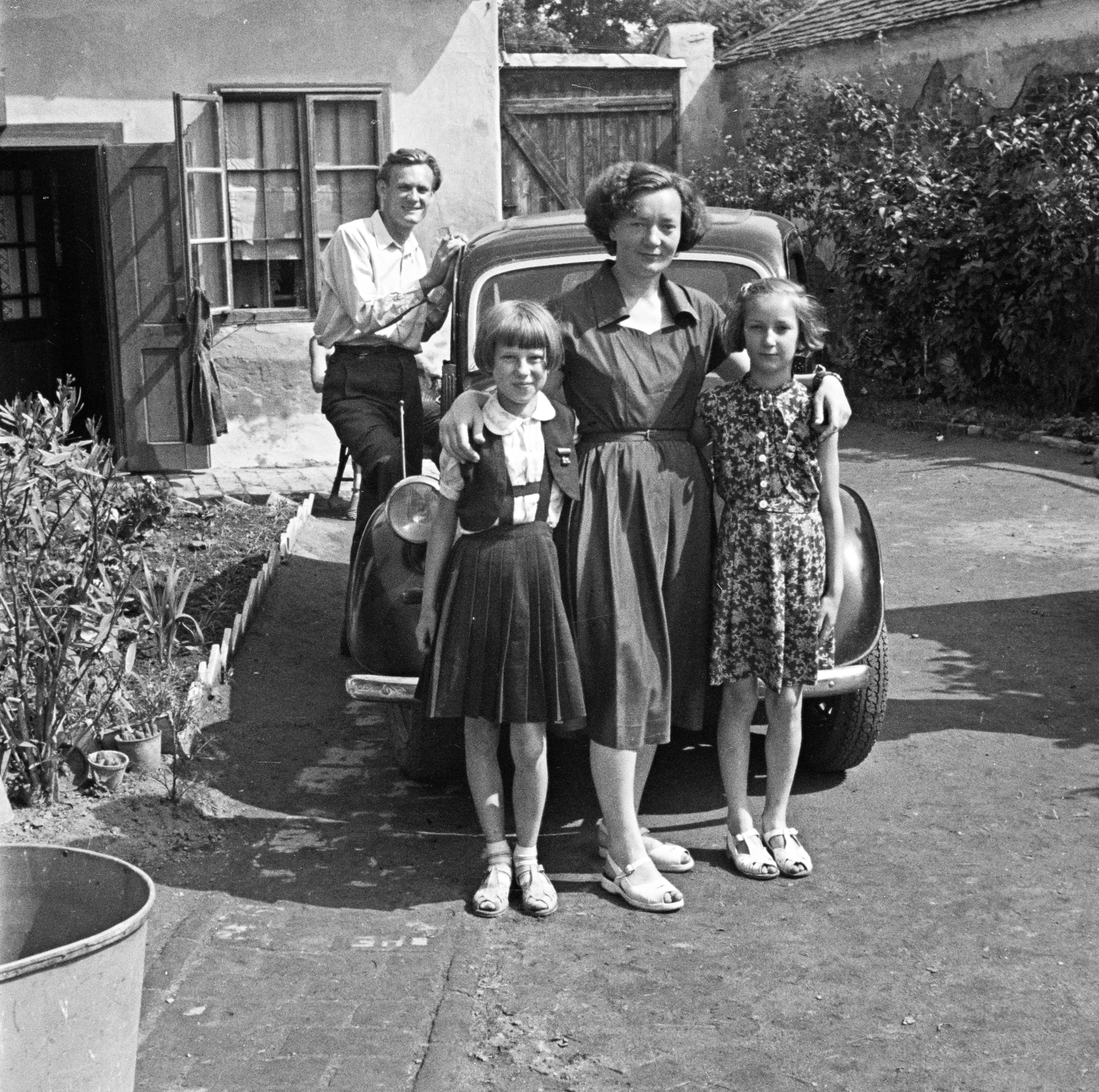 Hungary, Csorna, Soproni út (Vörös Hadsereg útja), a felvétel az 50-es számú ház udvarán készült., 1954, Lipovits Károly, automobile, girl, family, girls'n'cars, three people, Fortepan #271857