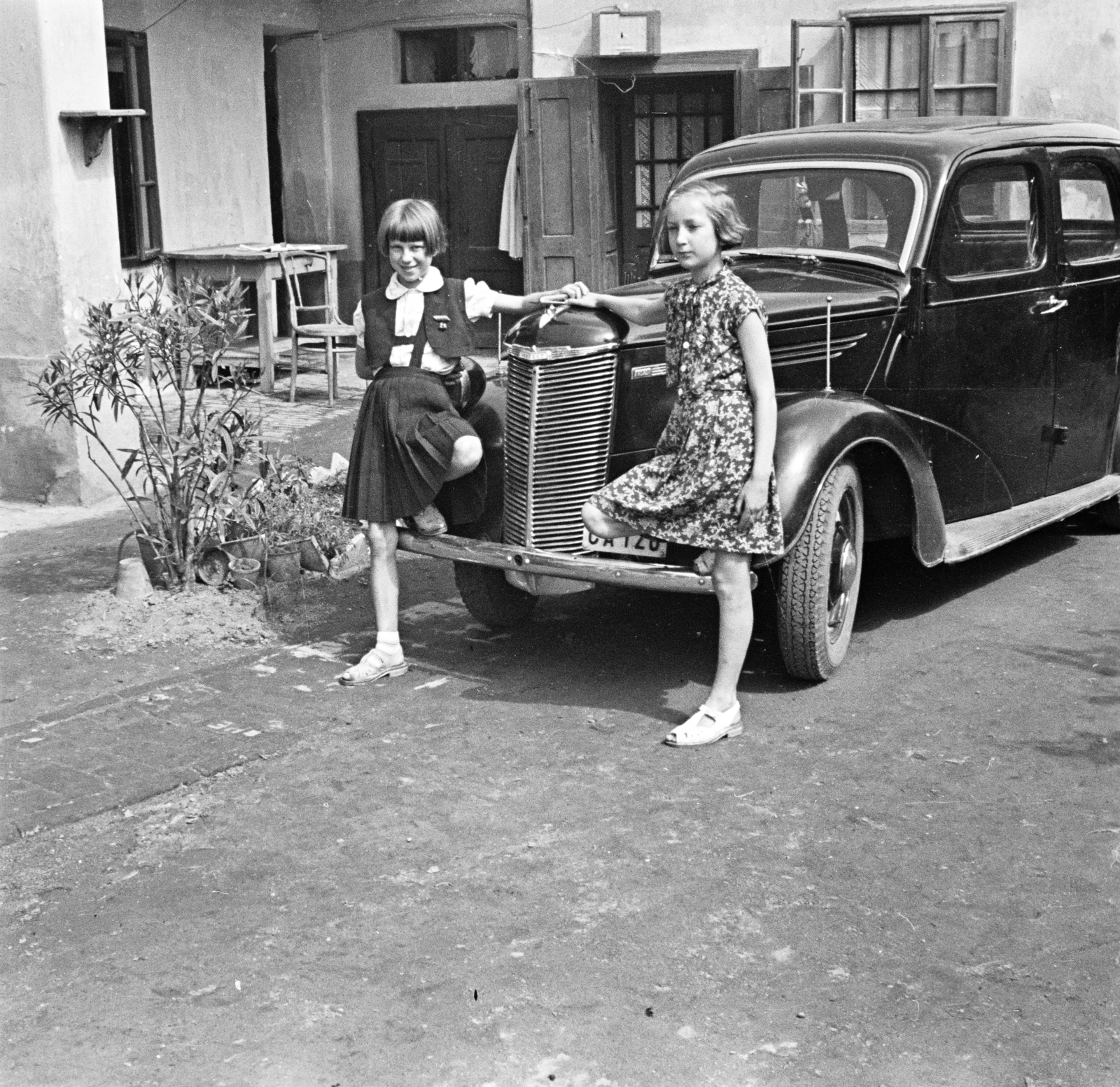 Hungary, Csorna, Soproni út (Vörös Hadsereg útja), a felvétel az 50-es számú ház udvarán készült., 1954, Lipovits Károly, automobile, girl, kid, skirt, girls'n'cars, Fortepan #271859