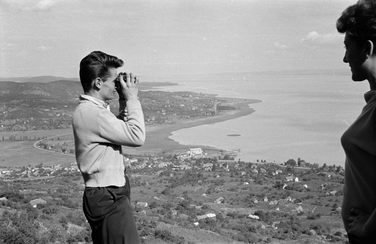 Hungary,Lake Balaton, Badacsonytomaj,Badacsony, kilátás Ábrahámhegy irányába., 1956, Lipovits Károly, binoculars, Fortepan #271887