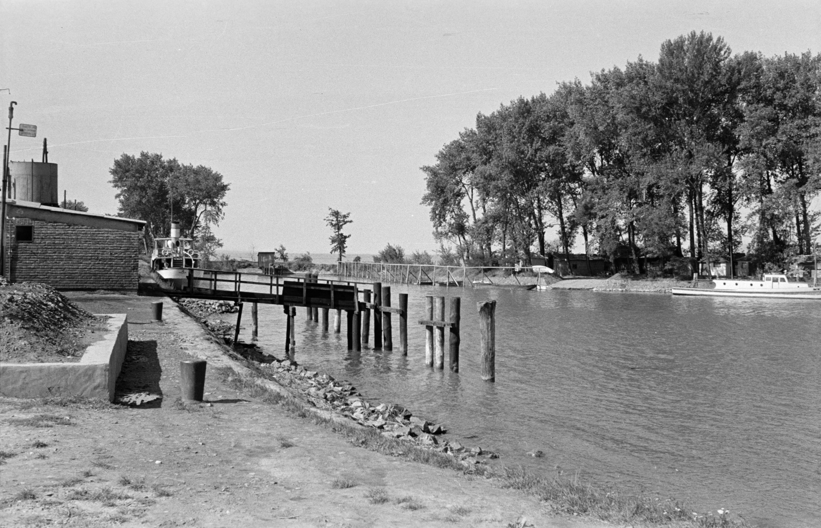 Magyarország,Balaton, Fonyód, öböl a kikötőnél a Szúnyog-sziget mellett, balra a Helka motoros személyhajó., 1961, Lipovits Károly, Fortepan #271898