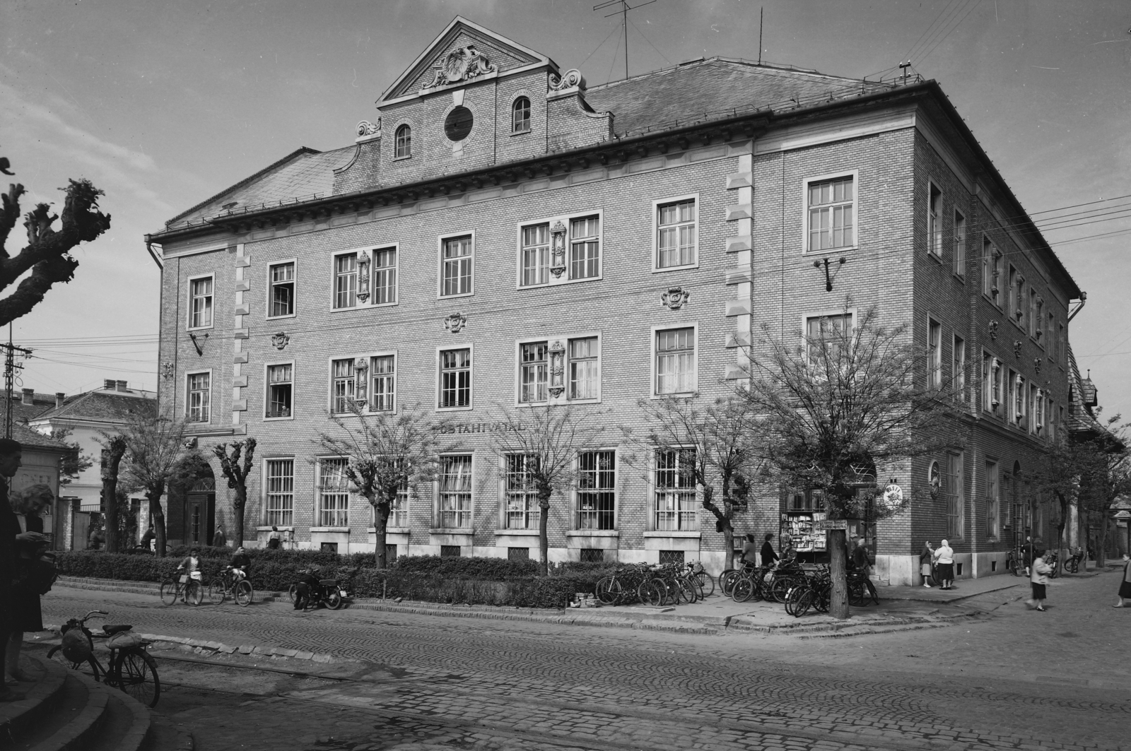 Hungary, Cegléd, Kossuth Ferenc utca, Postapalota., 1963, UVATERV, bicycle, railway, street view, cityscape, post, cobblestones, brick, architectural ornament, brick covering, public building, Fortepan #2719
