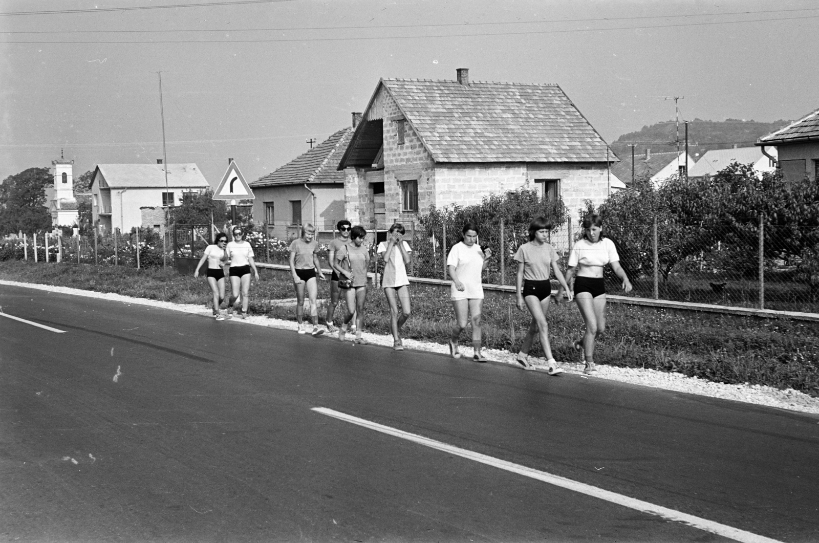 Hungary,Lake Balaton, Vonyarcvashegy, Fő utca a 97. számú telek előtt, balra a Szent Kereszt felmagasztalása-kápolna., 1971, Lipovits Károly, Fortepan #271915