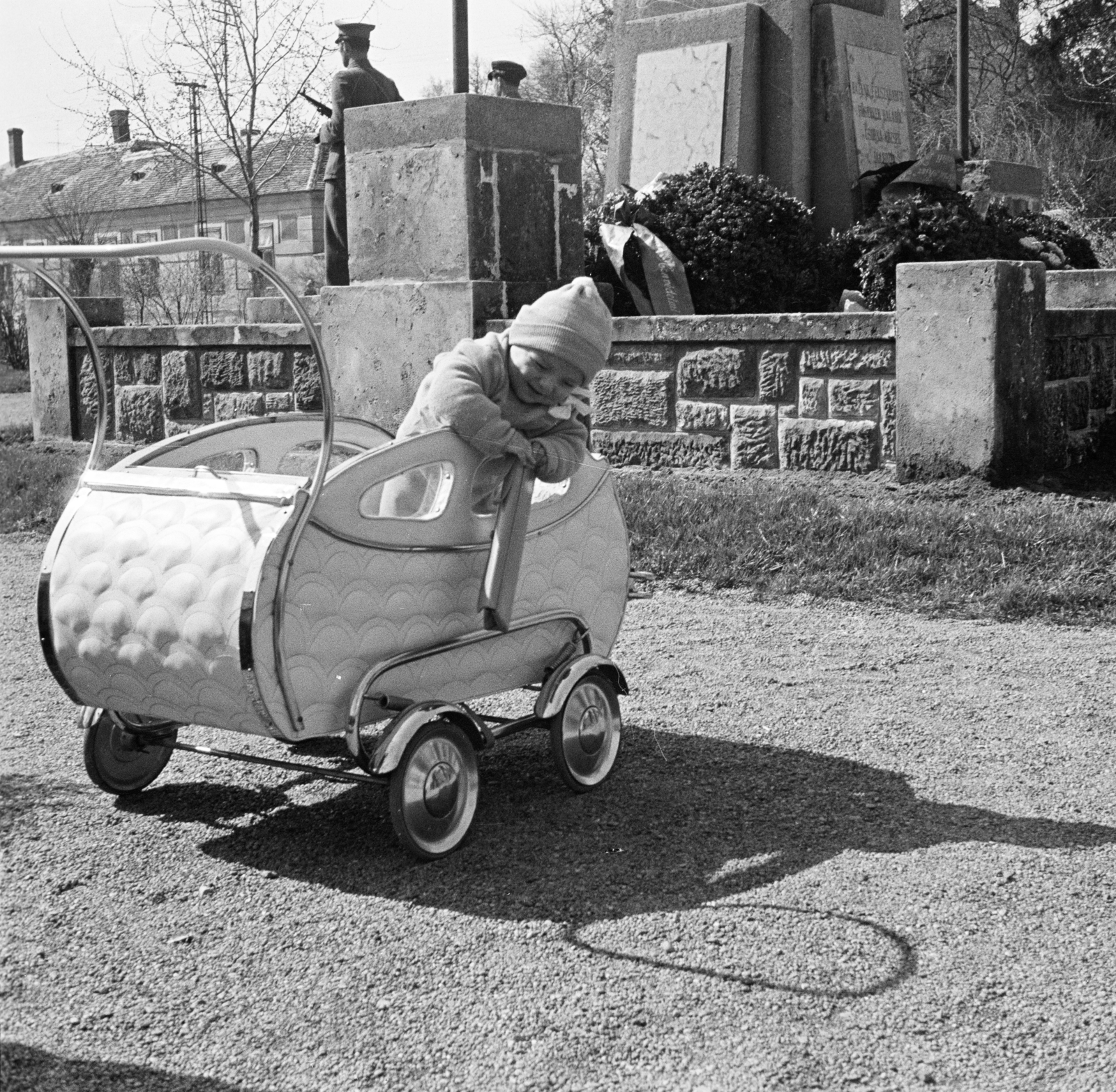 Hungary, Csorna, Szent István (Szabadság) tér, a felvétel a szovjet hősi emlékmű mellett készült., 1957, Lipovits Károly, guard of honour, shadow, baby carriage, photo aspect ratio: square, Fortepan #271919