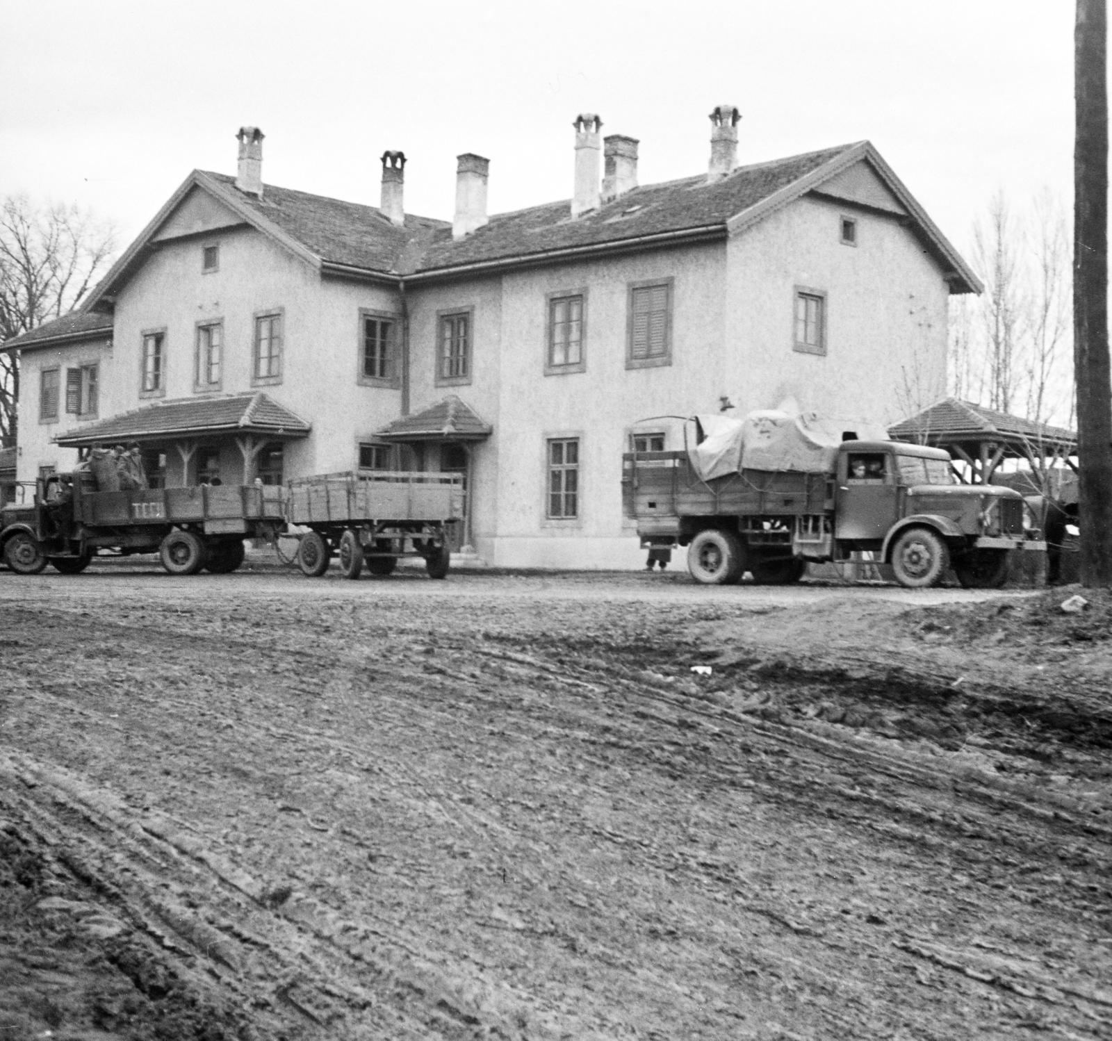 Hungary, Kalocsa, Vasút utca, szemben a vasútállomás., 1957, Lipovits Károly, photo aspect ratio: square, mud, commercial vehicle, trailer, Fortepan #271927