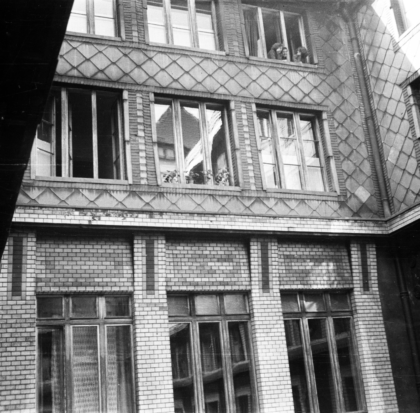 Hungary, Budapest VII., Dohány utca 42., Continental Szálló., 1955, Lipovits Károly, Budapest, women, hotel, window, Fortepan #271936