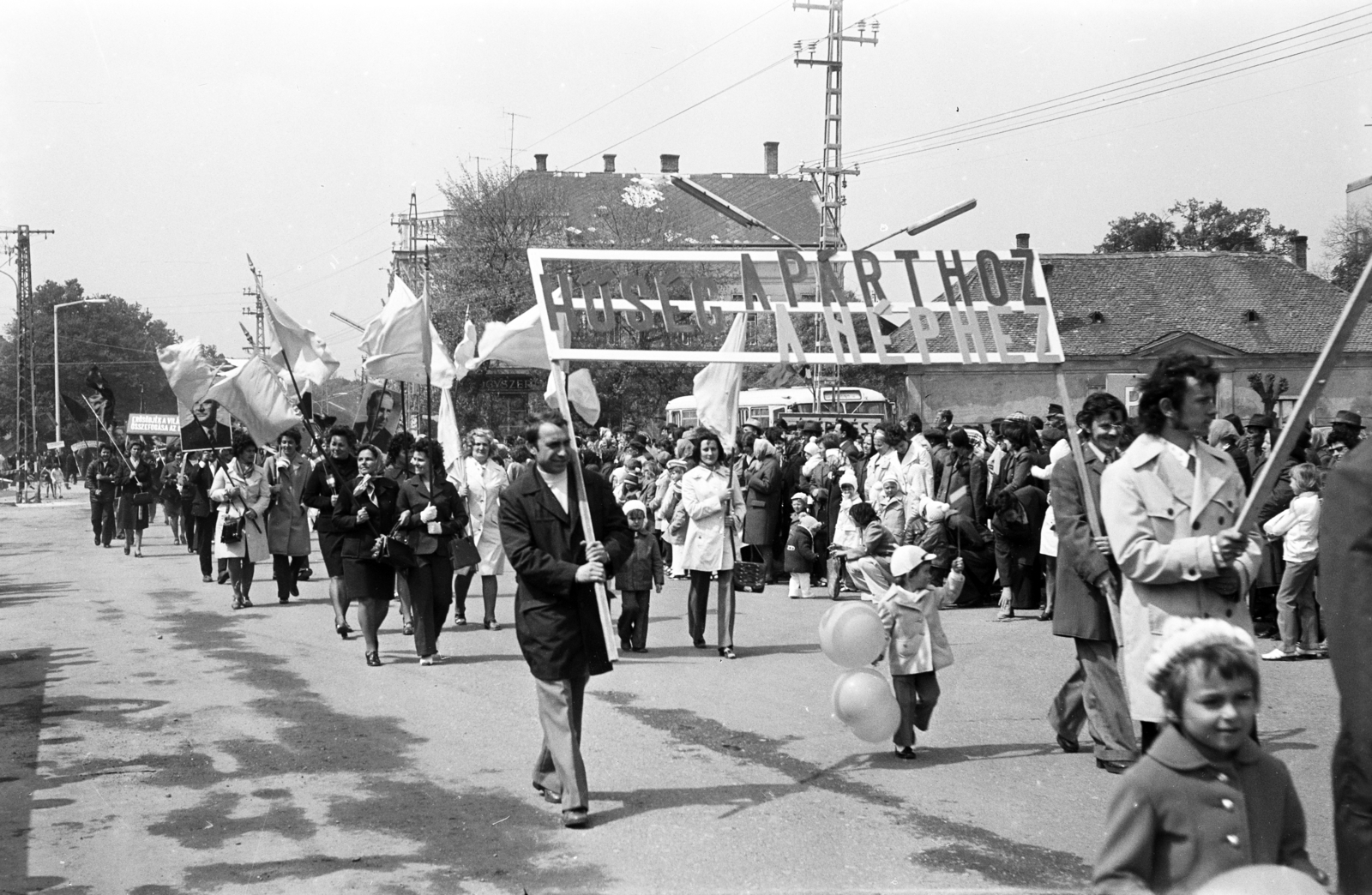 Hungary, Csorna, Szent István (Szabadság) tér, május 1-i felvonulás., 1975, Lipovits Károly, Fortepan #271940