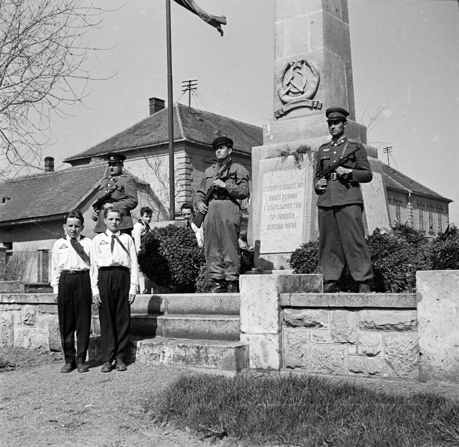 Hungary, Csorna, Szent István (Szabadság) tér, a felvétel a szovjet hősi emlékmű előtt készült. Háttérben az általános iskola épülete., 1957, Lipovits Károly, crest, guard of honour, cop, Workers' Militia, pioneer, photo aspect ratio: square, Fortepan #271956