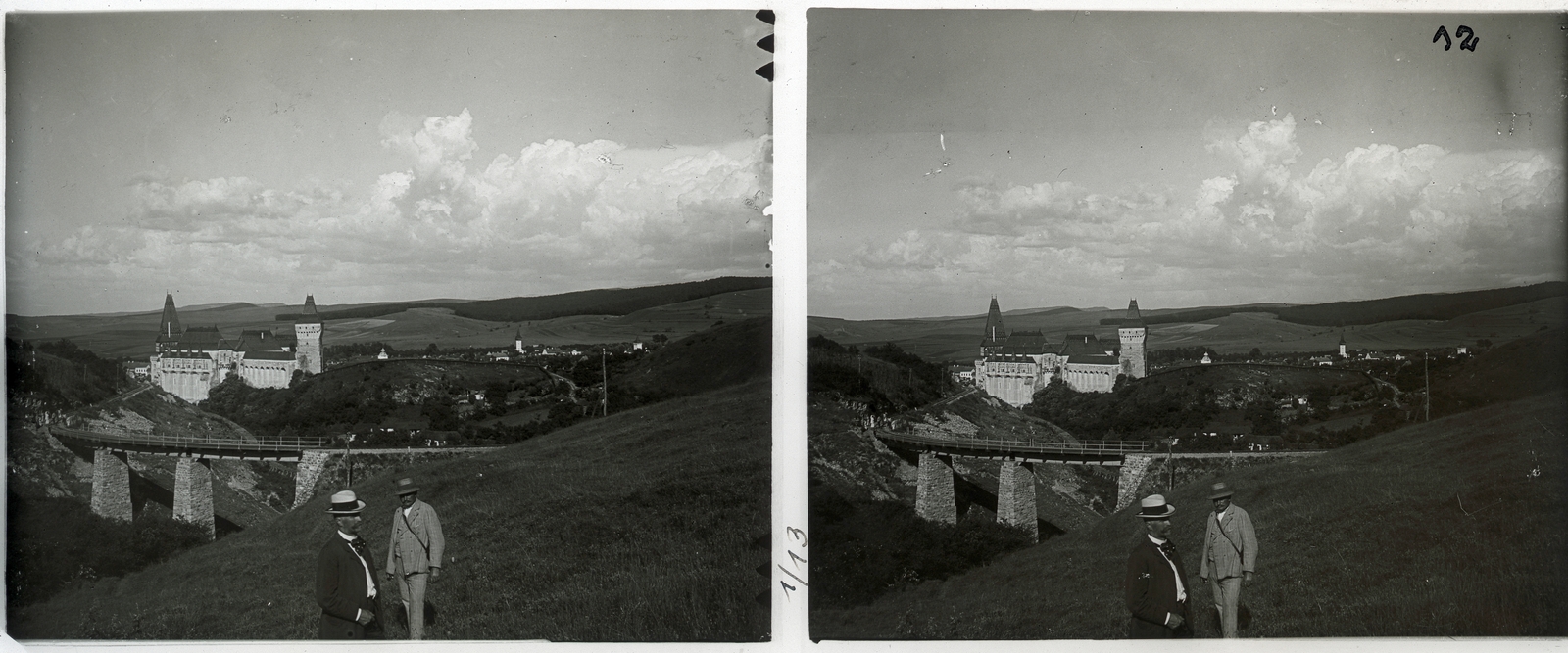 Romania,Transylvania, Hunedoara, az "első kanyar híd", az erdélyi bányavasút pályaszakasza. Háttérben a vár., 1901, Schoch Frigyes, architectural heritage, railway, bridge, mining, castle, gothic, renaissance, stereophoto, narrow-gauge railway, Fortepan #27197