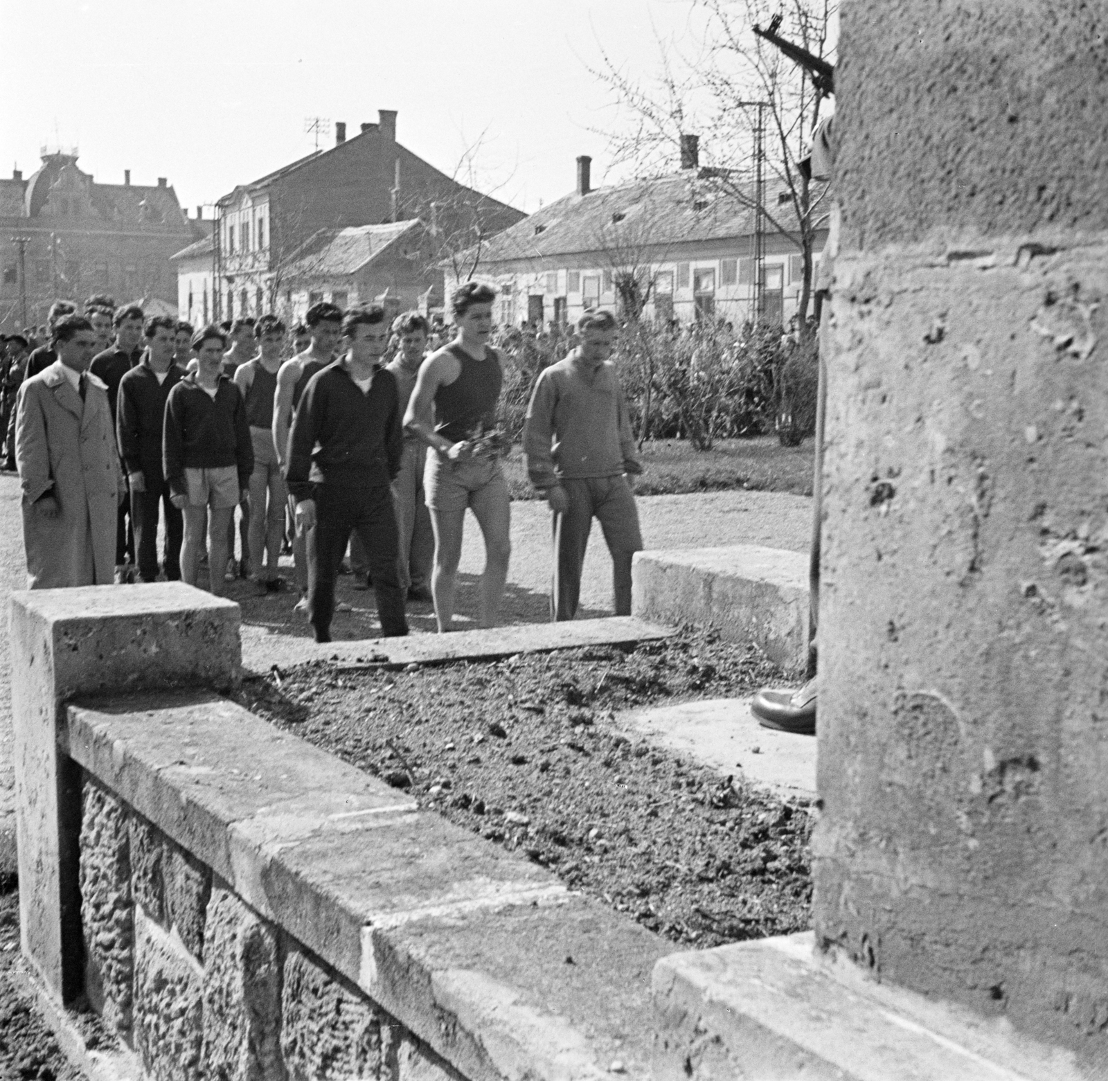 Magyarország, Csorna, Szent István (Szabadság) tér, sportolók a szovjet hősi emlékmű előtt., 1958, Lipovits Károly, férfiak, sportoló, Fortepan #271971