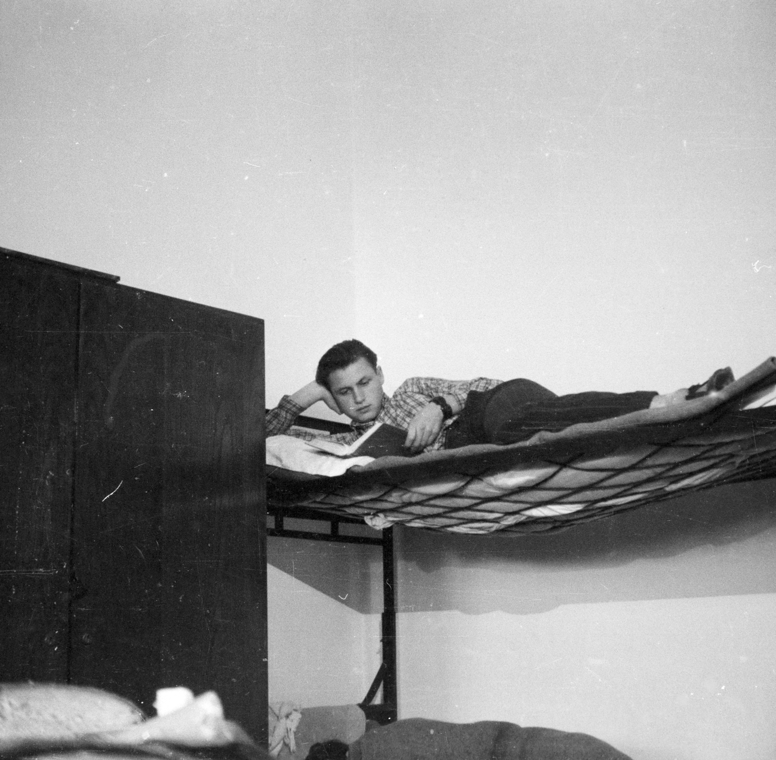 1956, Lipovits Károly, photo aspect ratio: square, prop up the head, reading, bunk bed, Fortepan #271975