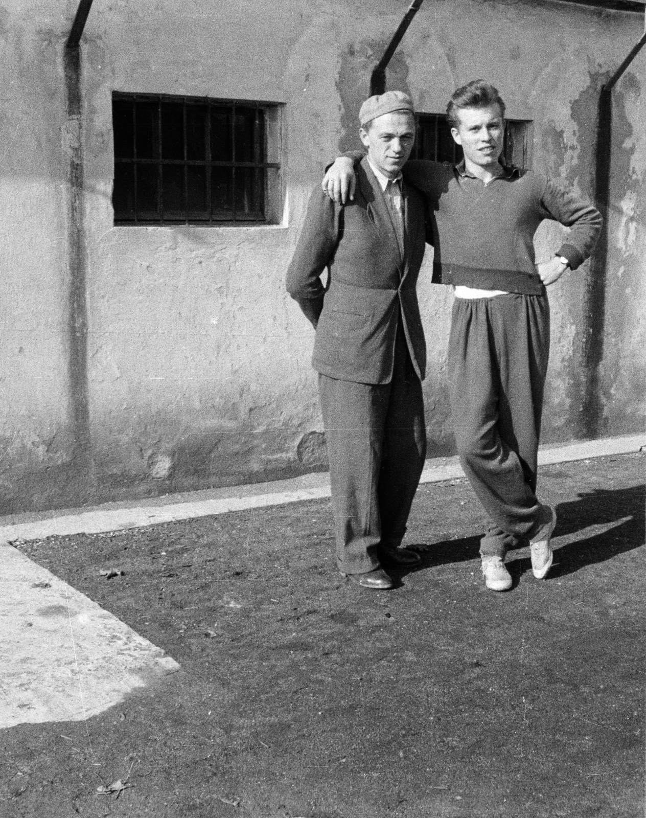 1956, Lipovits Károly, öltöny, csípőre tett kéz, melegítő, svájcisapka, átvetett láb, Fortepan #271976
