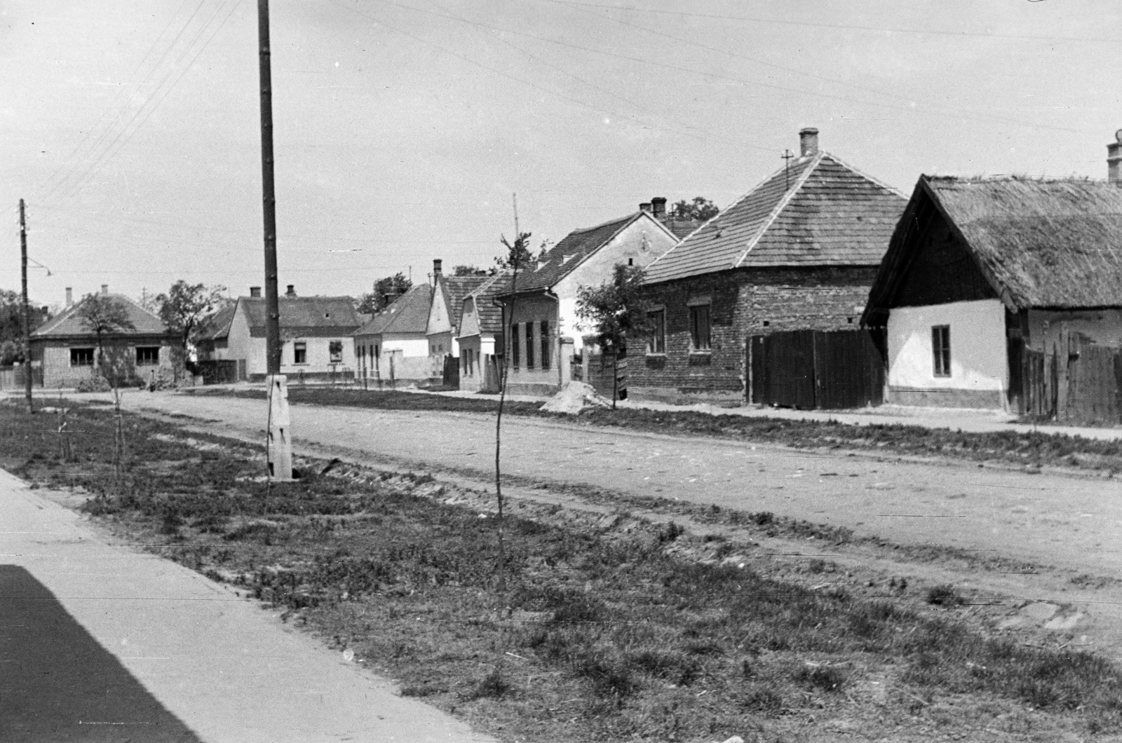Hungary, Csorna, Prépost (Ságvári Endre) utca, balra az utca végénél keresztben a Béke utca., 1960, Lipovits Károly, Kádár-cube, village, street view, Fortepan #272134