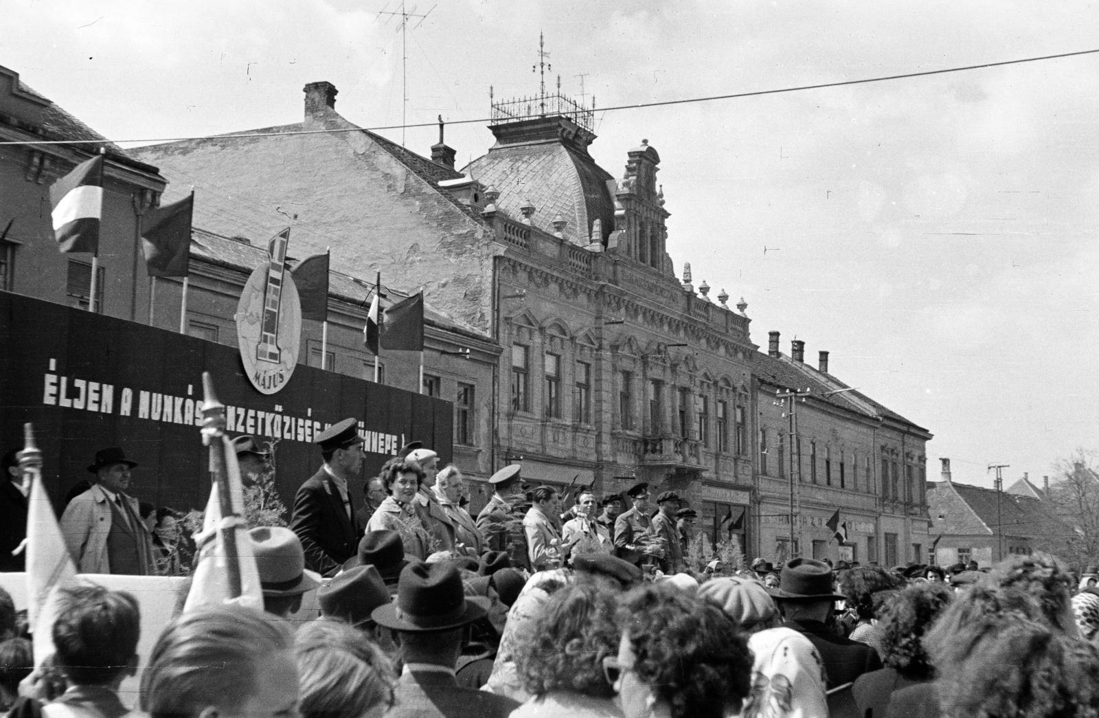 Magyarország, Csorna, Szent István (Szabadság) tér, május 1-i felvonulás, meghívottak a dísztribünön., 1960, Lipovits Károly, május 1, Fortepan #272136