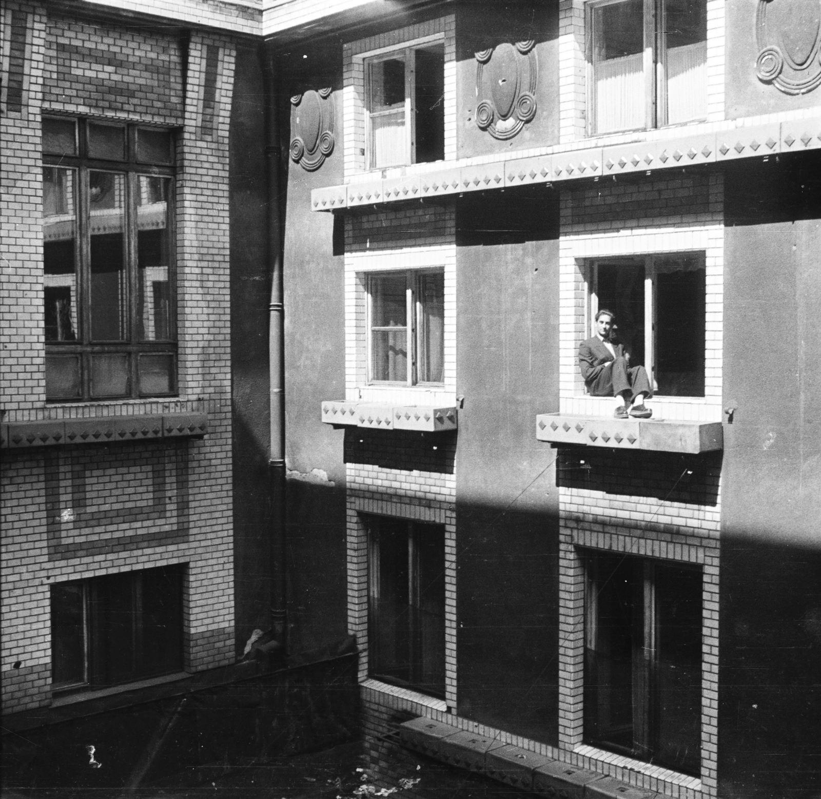 Magyarország, Budapest VII., Dohány utca 42., Continental Szálló., 1955, Lipovits Károly, Budapest, ablakpárkányon ülni, Fortepan #272192