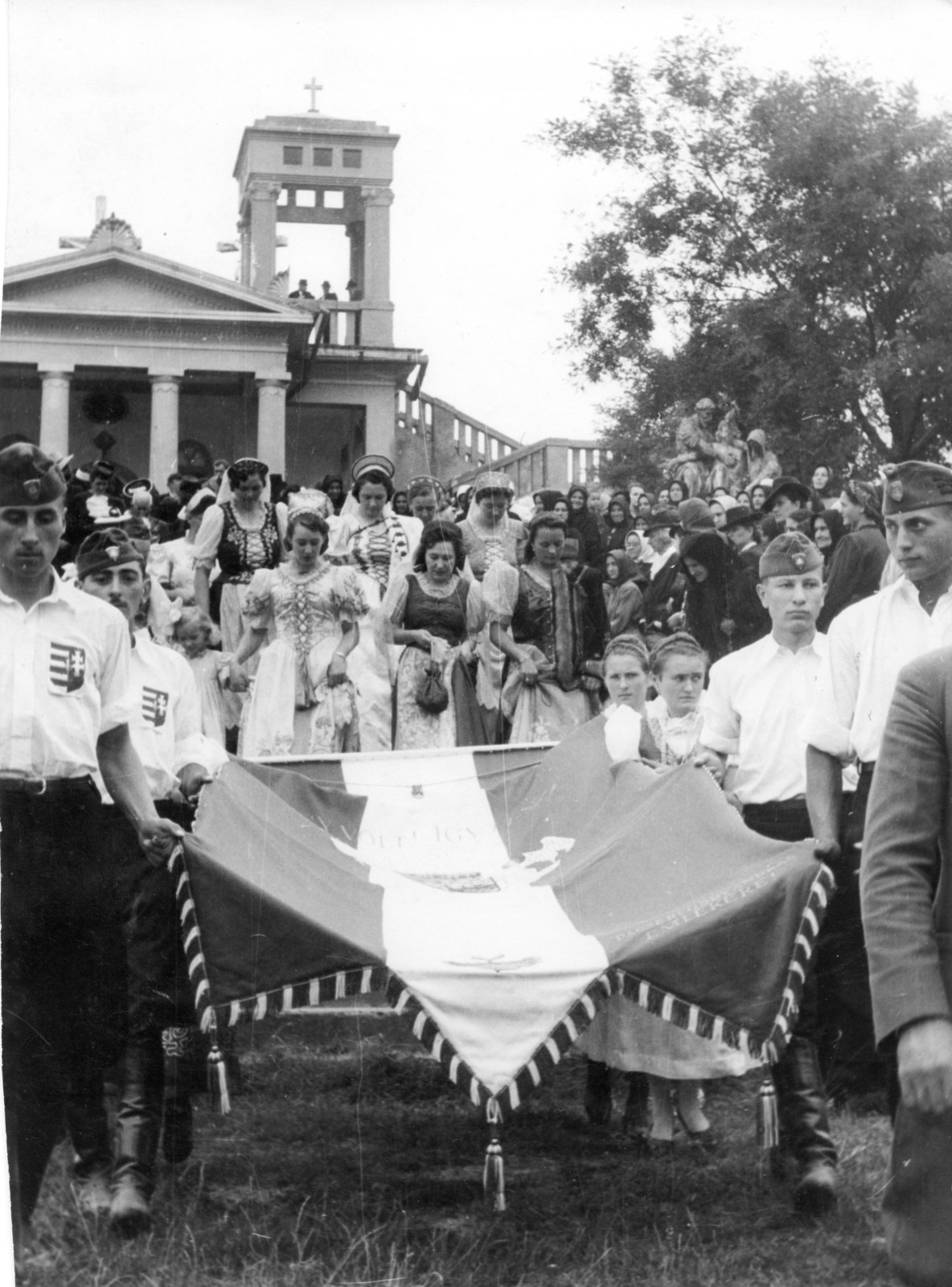 Szerbia, Nemesmilitics, kálváriadomb, a felvétel az országzászló avatásán készült a Havas Boldogasszony-kápolna előtt., 1942, Ripli-Littvay Katica, Fortepan #272205