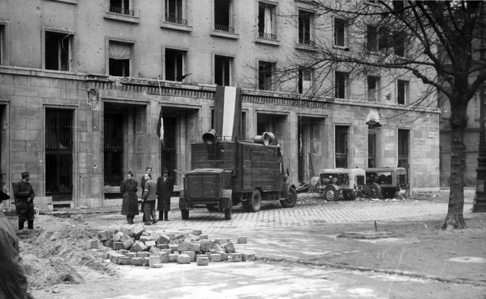 Hungary, Budapest VIII., II. János Pál pápa (Köztársaság) tér 26., az MDP Budapesti Pártbizottságának székháza., 1956, Fortepan/Album079, speaker, compressor, revolution, big ashlar, Budapest, Fortepan #272222