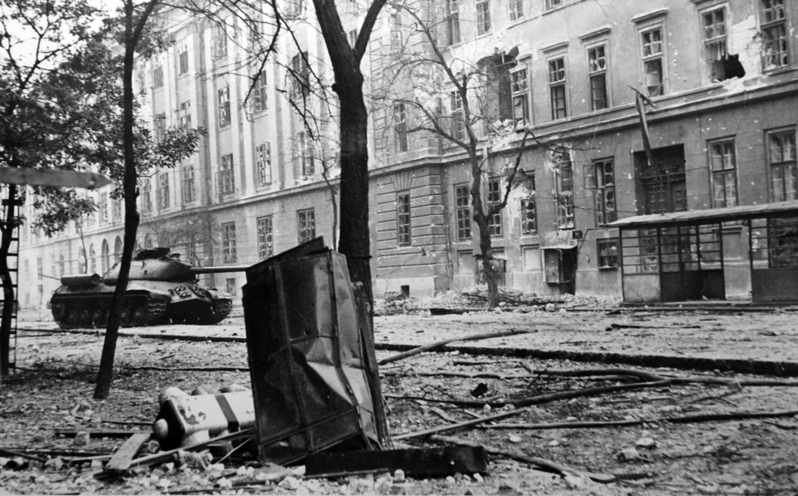 Hungary, Budapest VIII.,Budapest IX., kilőtt szovjet ISZ-3 nehézharckocsi a Kilián laktanya előtt., 1956, Fortepan/Album079, street view, damaged building, tank, revolution, IS-3 tank, Budapest, Fortepan #272225
