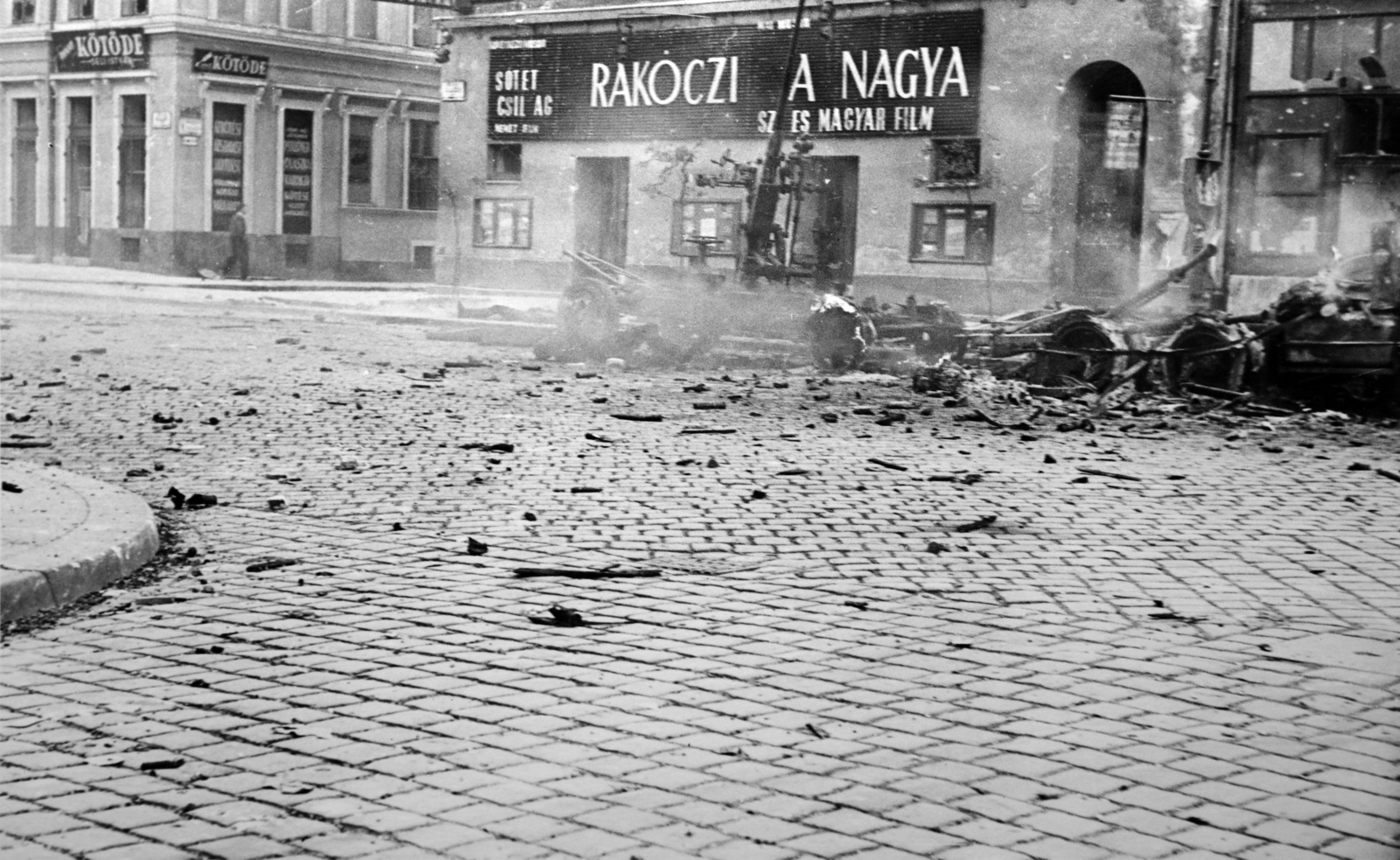 Hungary, Budapest VIII.,Budapest IX., Üllői út a Futó utca torkolatánál, szemben a Berzenczey utca sarkánál a Tátra (később Balaton) mozi látható., 1956, Fortepan/Album079, street view, movie schedule, wreck, revolution, knitting, Budapest, movie poster, Fortepan #272240