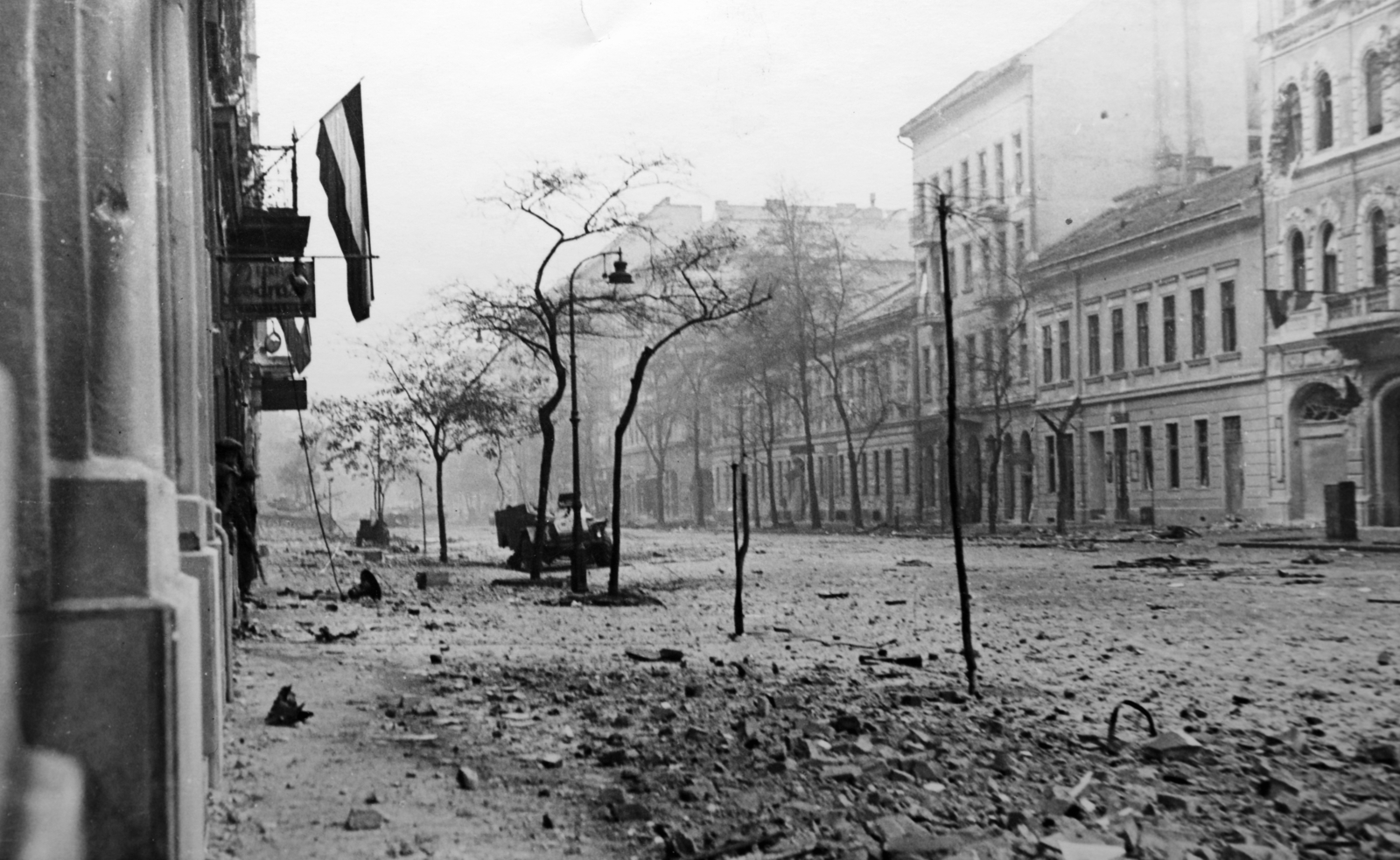 Hungary, Budapest VIII.,Budapest IX., Üllői út a Páva utáctól a Kisfaludy utca felé nézve, középen egy kilőtt BTR 40-es lövészpáncélos., 1956, Fortepan/Album079, street view, wreck, revolution, flag, Budapest, Fortepan #272242