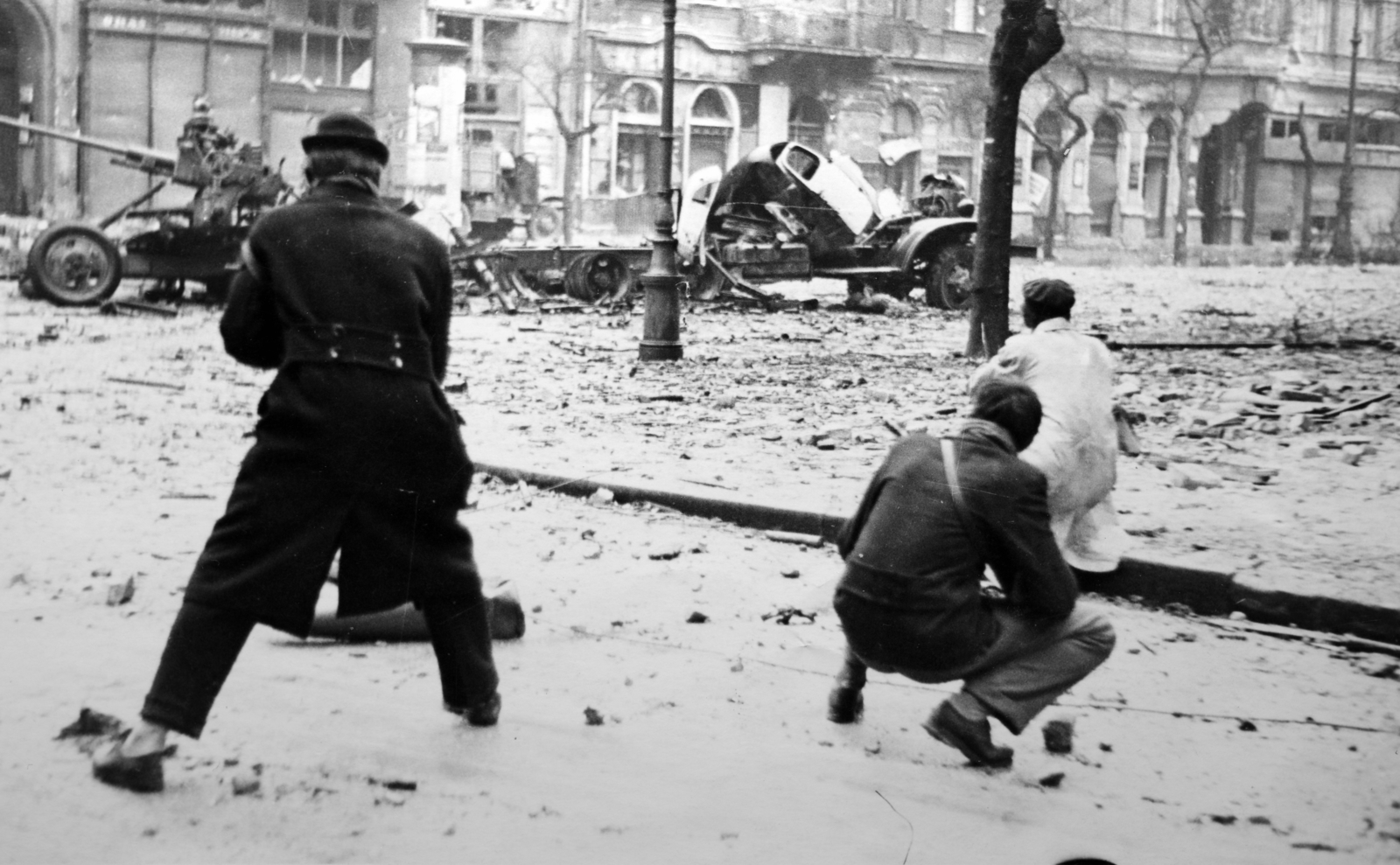 Hungary, Budapest VIII., Práter utca torkolata, szemben a József körút 77., 75. és 71-73. számú ház., 1956, Fortepan/Album079, wreck, revolution, men, weapon, back, bowler hat, autocannon, Anti aircraft cannon, snocks, Budapest, Fortepan #272243
